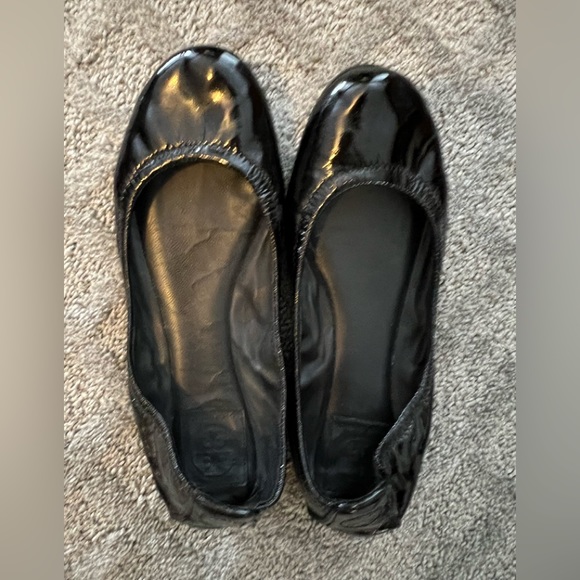 Tory Burch Soft Black Patent Ballet Flats - Picture 1 of 2